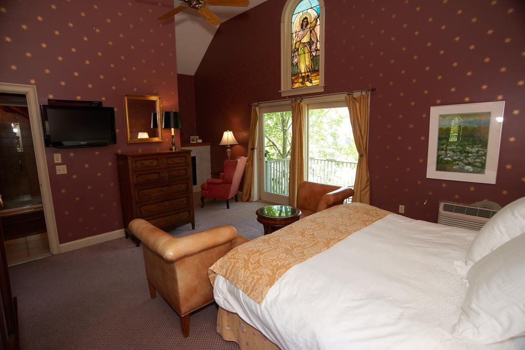 Belfry Inn And Bistro Sandwich Exterior photo